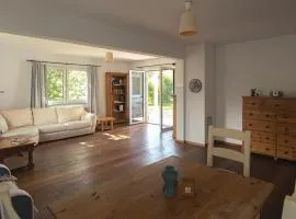 Bungalov u řeky a lesa