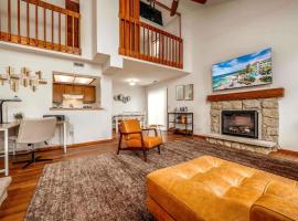 Family Friendly and quite 2 bedroom Condo Close to Fun，位于韦恩堡的酒店