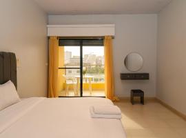 Royal room in a spacious apartment，位于达喀尔的酒店