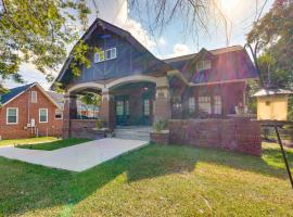 1 Mi to Dtwn Welcoming Macon Home with Yard，位于梅肯的酒店
