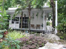 Homeku Guesthouse Room 4 Cozy Stay Close to Suvarnabhumi Airport，位于莱卡邦的带停车场的酒店