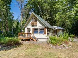 Walk to Skykomish River Wooded Escape with Fire Pit