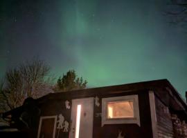 Senja - Charming cottage by the sea with terrace and fantastic view，位于芬斯内斯的酒店