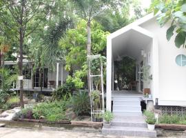 Homeku Guesthouse Room 3 Cozy Stay Close to Suvarnabhumi Airport，位于莱卡邦的带停车场的酒店