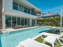 Brand new 4BR Villa at Calablanca，位于Pendales的乡村别墅