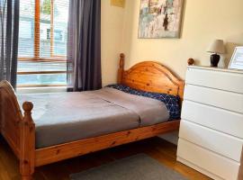 lovely bedroom in Newbridge，位于纽布里奇的酒店