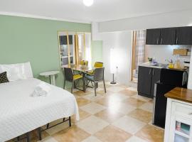 CH 1003 Cozy studio in amazing Manatí with AC, WiFi, Pool，位于马纳蒂的酒店