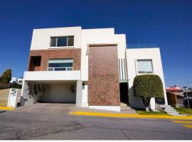 Luxurious house in Puebla，位于Tlaxcalancingo的酒店