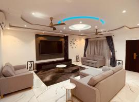 3 Bedroom Luxury Home with an Office，位于特马的酒店