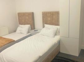 studio apartment with small kitchen and bathroom，位于科尔内的酒店