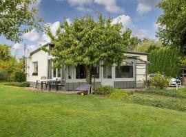 Nelsen mit Ruderboot auf Wassergrundstück，位于Jabel的酒店