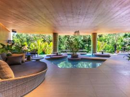 TWIN LINE HOTEL YANBARU OKINAWA JAPAN Formerly Okinawa Suncoast Hotel，位于名户的酒店