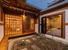 Luxury Hanok Maison Sunlit