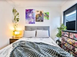 Bright & Cozy Room in Contemporary Home