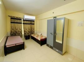 Ac Bed with breakfast In Thane ovale naka ghodbunder road，位于塞恩的酒店