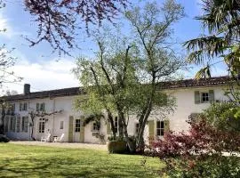 Gite avec piscine et grand jardin