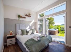 Stylish 3-Bed Lodge with Golf & Spa Access，位于Blackawton的酒店