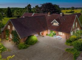 Familieferie nær Legoland med indoor pool og tæt på natur，位于艾特韦的酒店