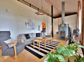 Holiday Cabin Isomus inc outdoor jacuzzi，位于阿卡斯洛姆波罗的海滩酒店