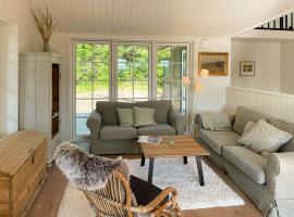 Lovely Black Wooden House Near Tisvilde Hegn，位于Tisvilde的酒店