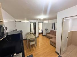 2-Bedroom Condo in Imus Cavite with UNLI WIFI, 50" TV, Netflix, Family Computer, Pool，位于伊穆斯的酒店