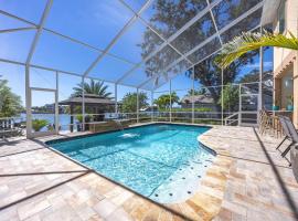Plunge into Joy & Bayfront Magic at Seaside Escape - Villa Seabird，位于阿波罗海滩的酒店