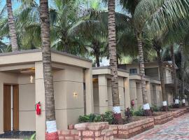 Krushnam Villa Resort Somnath by The Cellton Hotels & Resorts，位于索姆纳特的带停车场的酒店