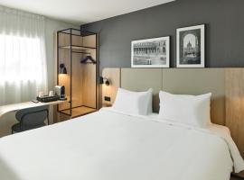 钟楼巴黎东潘定酒店，位于庞坦的酒店