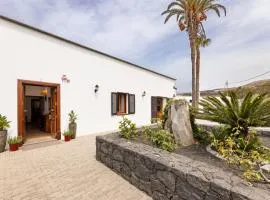 Refugio del Volcán by Tropical Host