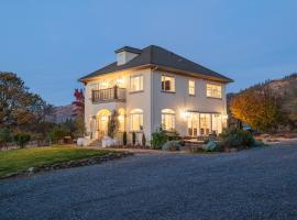 Starry Oak Vineyard Retreat W Hot Tub，位于杰克逊维尔的酒店