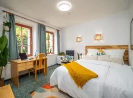 Ruhiges Zimmer mit Gartenblick & Schreibtisch