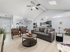 Spacious Retreat - Near IAH Airport & Lake Houston, Sleeps 9