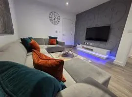 Luxurious 3 Bed & 3 Bath Hatfield House with Balcony View & Terrace Garden