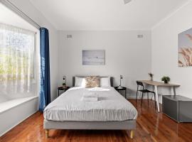 Spacious Double Ensuite Room in Marsfield - Well-Connected Suburb，位于Epping的酒店