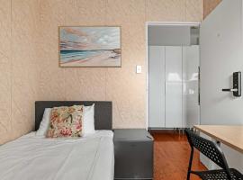 Freshly Modernized Single Room- Well-Connected Suburb Shared Bathroom，位于Epping的酒店