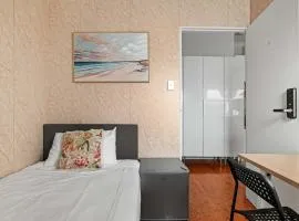 Freshly Modernized Single Room- Well-Connected Suburb Shared Bathroom