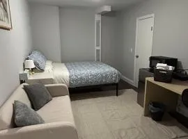 Roslyn Room 2 Private Entrance and Bathroom