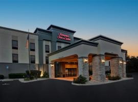 拉迪湖/村庄希尔顿恒庭旅馆&套房酒店，位于退休小镇的酒店