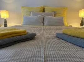 Kleine hübsche Unterkunft in Bad Muskau im EG, Nähe Schloss, Waldeisenbahn, Hermansbad, UNESCO Geopark, Nähe polnischer Markt, Top Lage für Ausflugsziele zum Wandern oder Radfahren