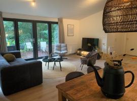 De lodge met hottub，位于Pingjum的酒店