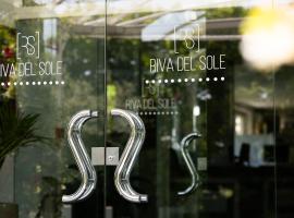 里瓦德尔索尔酒店，位于焦维纳佐的海滩酒店