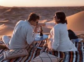 Merzouga Aicha Luxury Camp，位于梅尔祖卡的酒店