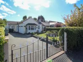 Spacious 3-Bed Bungalow with Parking in Pensby by Rework Accommodation