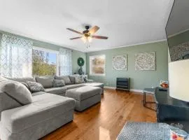 Harmony House - cozy, private mountain home, with firepit and pool table, located 10 minutes from Tryon Equestrian Center, Lake Lure, Local Wineries, and wedding venues