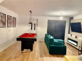Stylish 3BR House Free Parking Sleeps 6 Pool Table Near Leeds City Centre