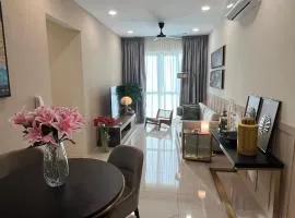 Cozy Modern Condo with Pool & City Access