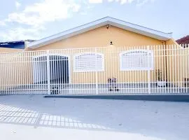 Casa espaçosa, 3 quartos com ar + 2 vagas