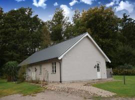 Beautiful and cosy house near the lake，位于乌洛夫斯特伦的酒店