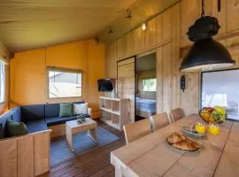 Safari lodge for 6 people with veranda near the IJsselmeer