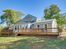 Deck and Hot Tub Pet-Friendly Seneca Lake Home!，位于Ovid的酒店